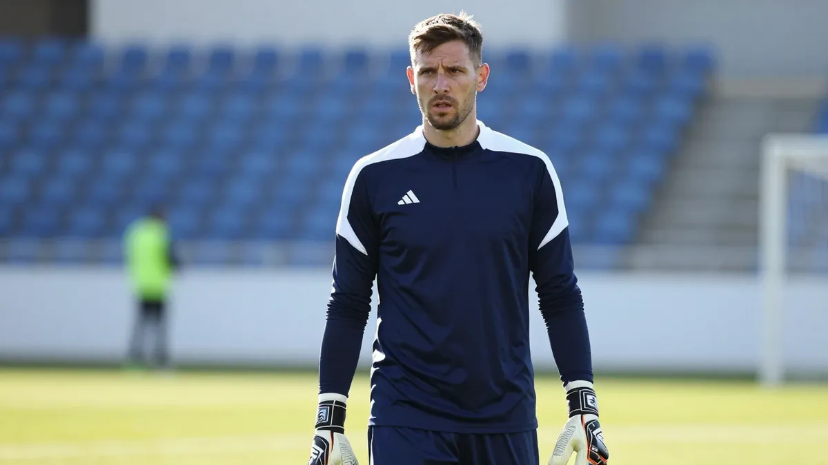 Le Havre AC confirms the signing of a 33-year-old free-agent goalkeeper, formerly of Troyes and Rennes, following Mory...